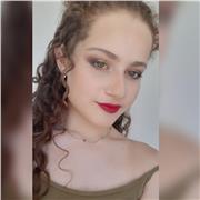 Diplomata al liceo linguistico e possedente un certificato Cambridge di livello B2, offre lezioni di inglese